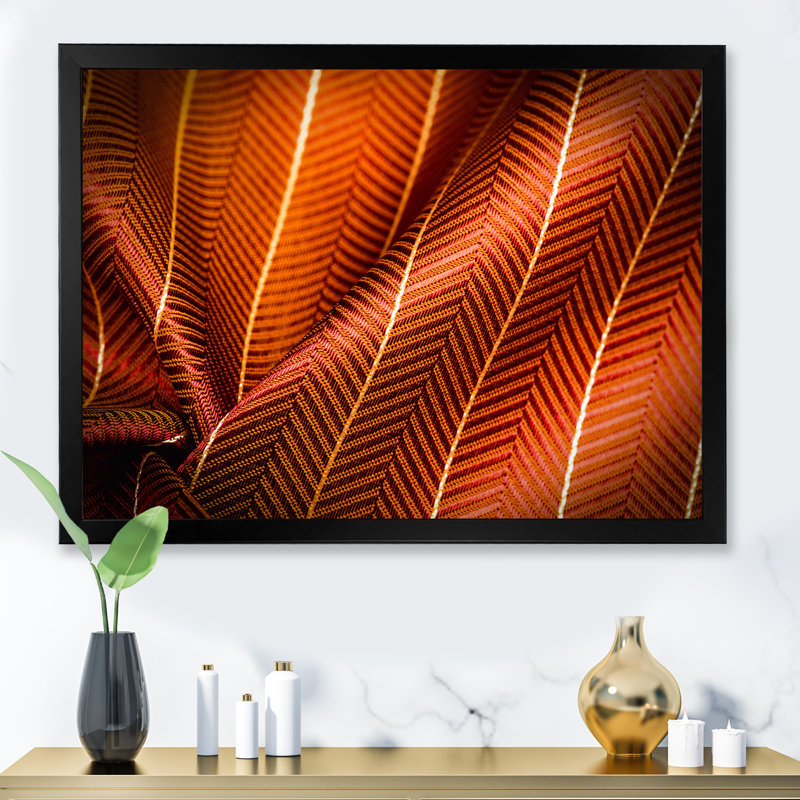 Tissu rouge rubis avec ligne dorée II - photographie sur toile, H 30 po x l 40 po x P 1,5 po, Cadre photo noir