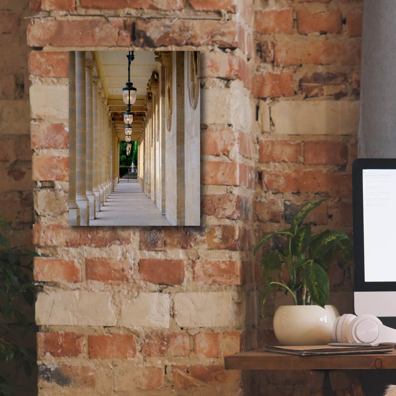 "Paris - Palais Royal Corridor" par Epic Portfolio, H 16 po x l 12 po x P 0,75 po
