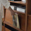 Brun massif + bois manufacturé + vitrines