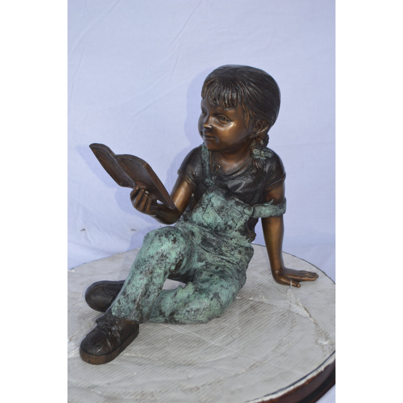 Statue en bronze de jeune fille portant et lisant un livre - Taille: L 18 po x l 9 po x H 16 po.