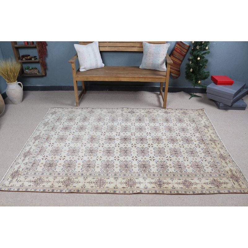 Tapis turc rétro à motif floral beige et brun qui rehausse l'élégance de la décoration intérieure