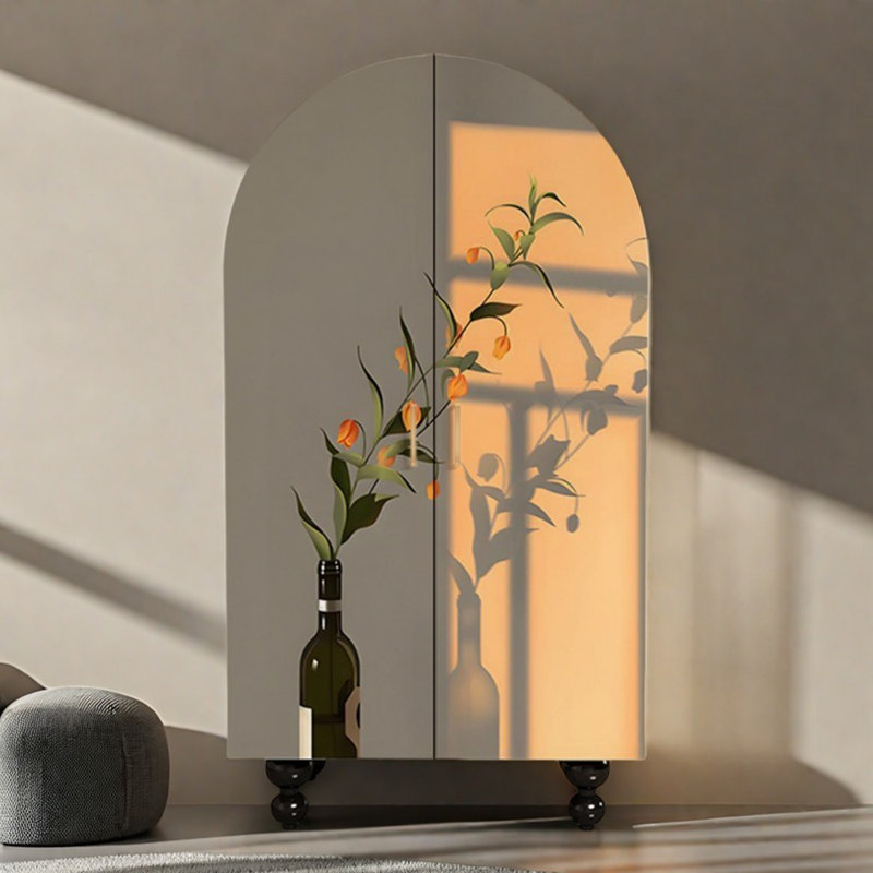 Armoire arquée avec tablettes et portes