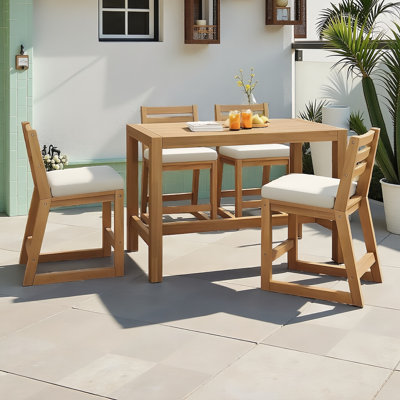 Ensemble de bar de patio en bois d'acacia rustique 5 pièces Timberlane, table de bar haute de 36 pouces et 4 tabourets ergonomiques avec coussins, pour balcon, porche, bord de piscine, cour arrière, plateau à lattes, résistant aux intempéries