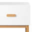 Table de chevet blanche minimaliste avec tiroir et structure en bois d'ingénierie, convient aux petits espaces de la chambre à coucher, texture moderne et naturelle, besoins d'organisation