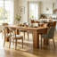 Table de salle à manger en bois gris imitation bois, idéale pour les repas en famille, pouvant accueillir de 6 à 8 personnes, avec un piètement robuste à quatre pieds.