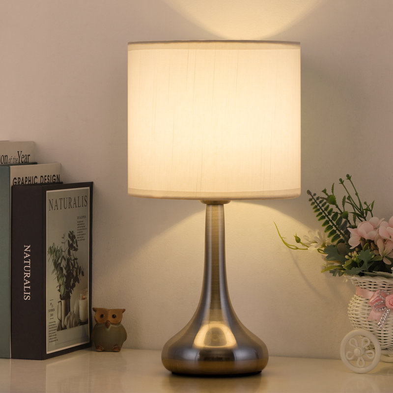Petite lampe de table moderne avec abat-jour en tissu blanc et base en nickel brossé sable