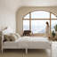 Structure de lit de la chambre principale blanche avec vue sur les sommets, grand lit plateforme en bois massif, conception de chalet rustique symétrique-130167800-130167803