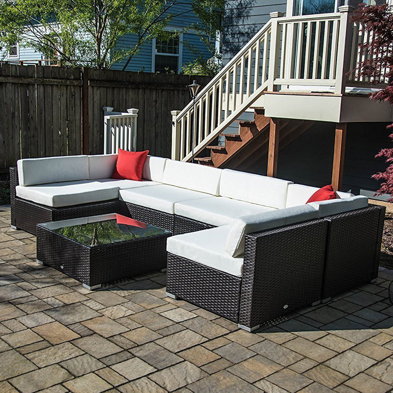 Ensemble de meuble de jardin d'extérieur en osier beige de sept articles Merton, ensemble de salon modulaire en rotin PE toutes saisons avec coussins, coussins décoratifs à rayures et table basse en imitation de bois avec plateau en verre trempé