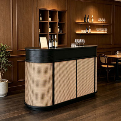 Comptoir de bar moderne incurvé avec panneaux tissés et grand plateau, bar indépendant pour restaurant, café, salon et espace de divertissement