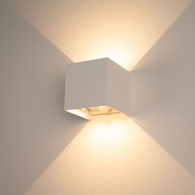 Ixa LED wall light with motion detector