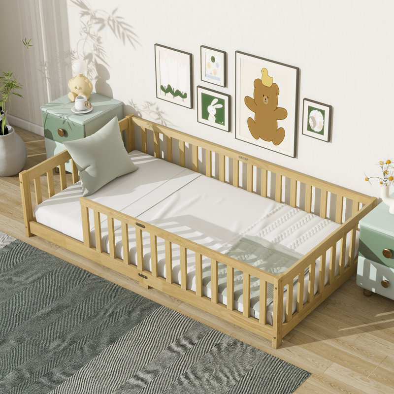Lit simple au sol avec clôture, lit en bois d'hévéa avec garde-corps de sécurité, base de lit plateforme, naturel, Natural