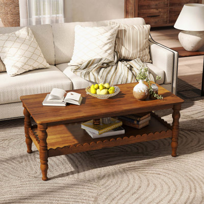 Table basse rectangulaire à 2 niveaux Farmhouse, structure en bois massif avec tablette de rangement et pieds classiques laqués, table de salon facile à assembler pour salon et appartement