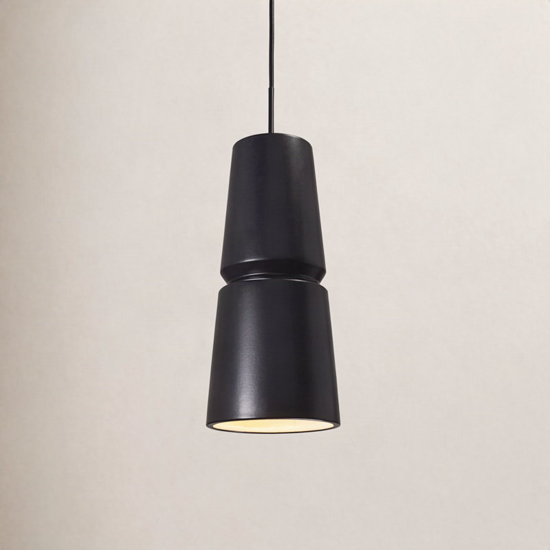 Luminaire suspendu conique à 1 lumière Logan, H 18 po x l 8 po x P 8 po, Noir mat carbone, Laiton antique
