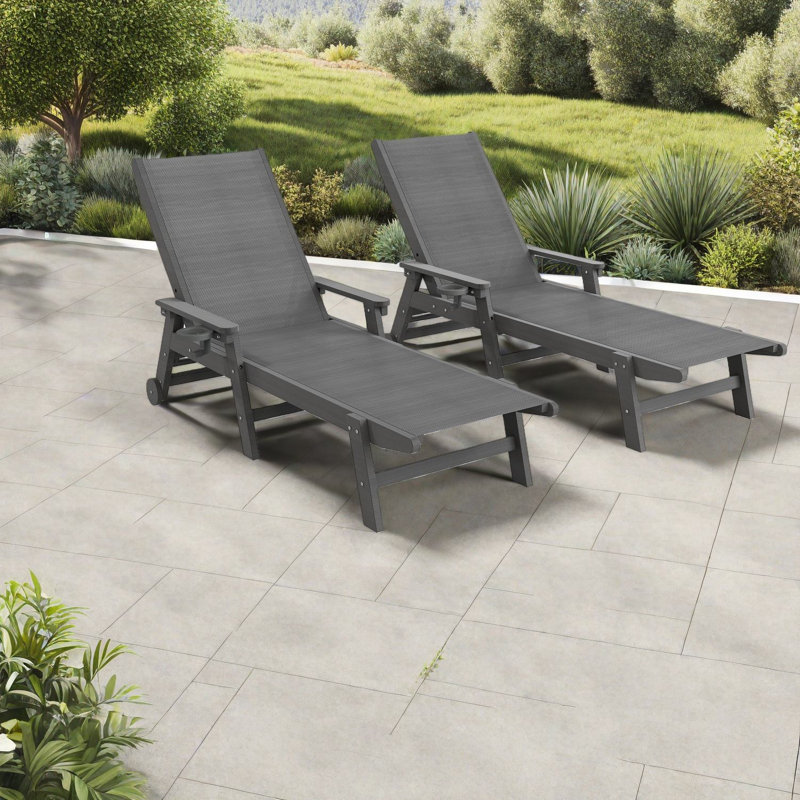 Chaises longues réglables pour patio, ensemble en PEHD de 2 sièges modernes près de la piscine