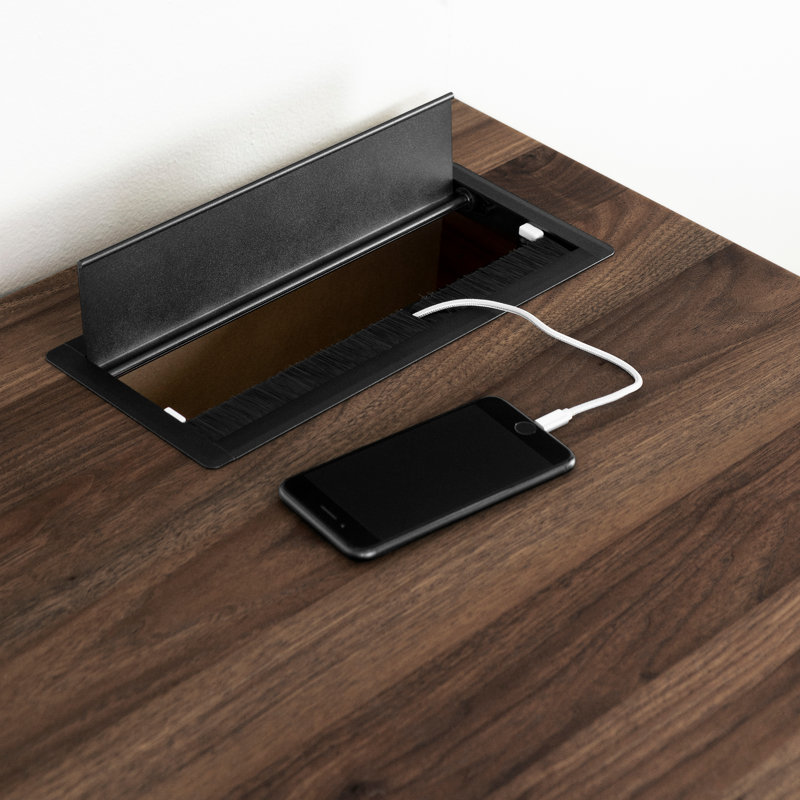 Bureau Kauan avec prises intégrées, Noir mat et noyer naturel