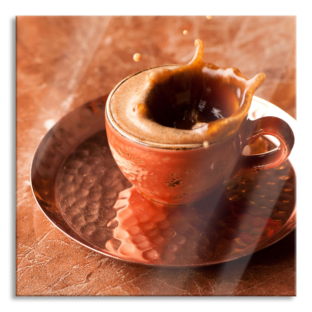 Ungerahmtes Foto auf Glas "Kaffee spritzt aus der Tasse"