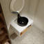 Meuble-lavabo flottant avec lavabo vasque rond noir et tablette ouverte-129374072