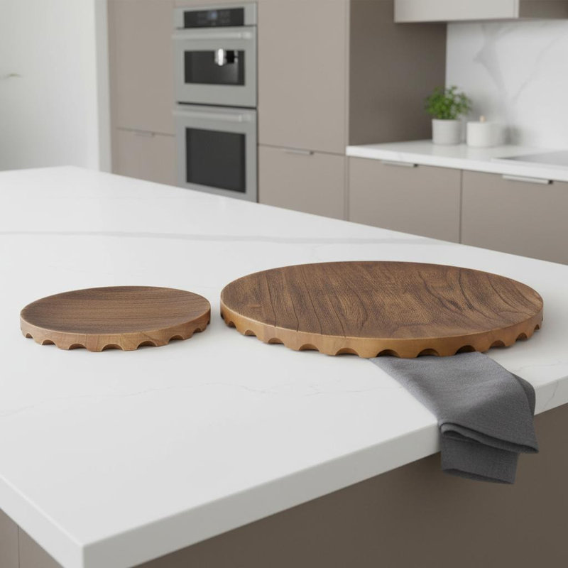 Ensemble de deux plateaux de service ronds en bois naturel brun clair
