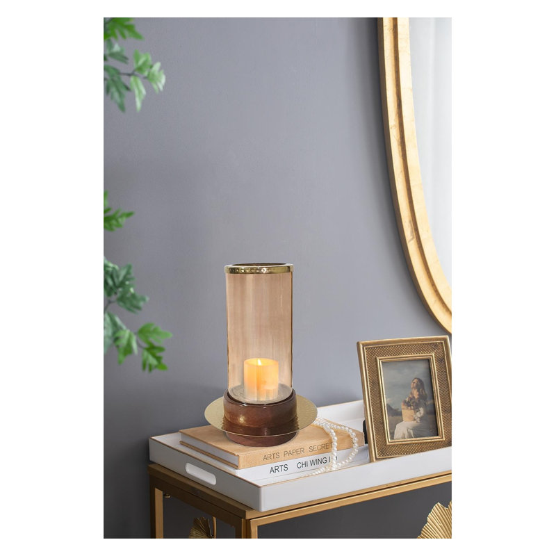 Porte-bougie ouragan en verre ambré avec base en bois d'acacia et détails en métal doré, 11" H x 7" W x 7" D