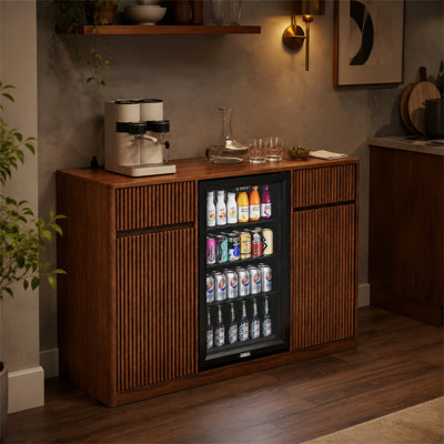 Armoire de bar cannelée brune de 53 pouces avec station de charge, buffet de porte de café avec porte vitrée avec rangement pour le vin, grand espace de comptoir pour armoire de rangement pour boissons alcoolisées