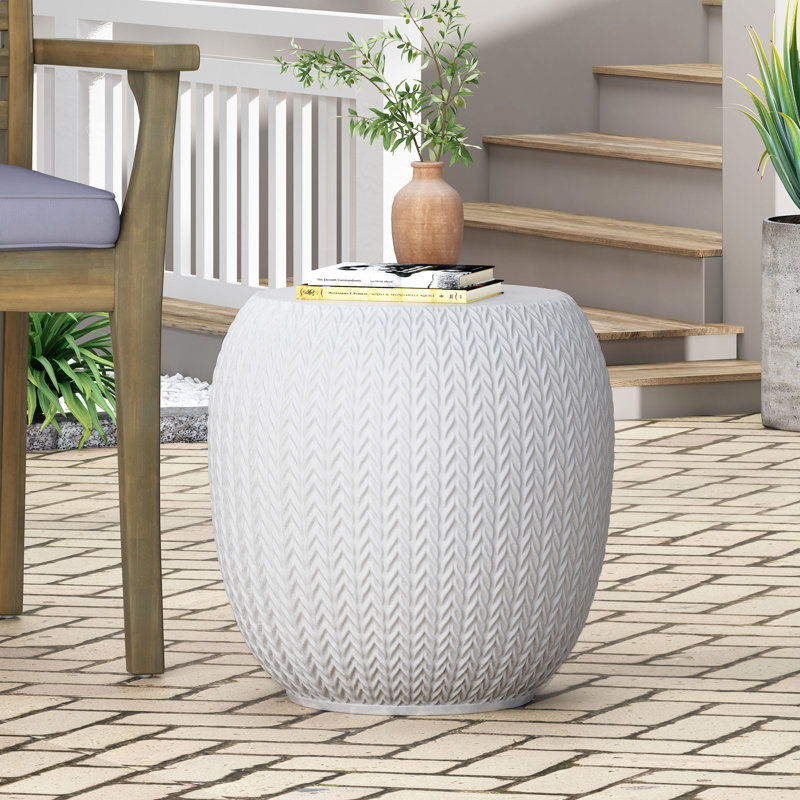 Table d'appoint d'extérieur blanc antique, fabriquée avec du béton léger et un charmant motif de table tressée