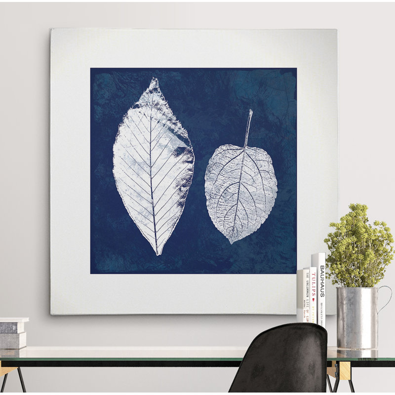 « cyanotype ash leaves », reproduction d’impression sur toile tendue, H 32 po x l 32 po x P 1,5 po, Toile tendue
