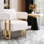 Chaise blanche avec pattes en métal doré et revêtement en molleton mince pour un confort optimal. Style moderne, décoratif, stable et moelleux.