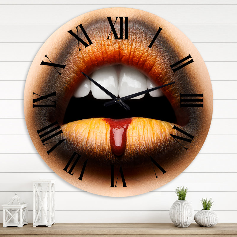 Femme avec un rouge à lèvres noir et orange - horloge murale moderne, Moyenne
