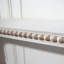 Console blanc délavé avec structure en forme de cascade courbée et détails en perles de bois, parfait pour les entrées et les couloirs.-338955972