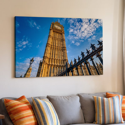 Toile une vue majestueuse de la tour de l'horloge emblématique capturant son art mural