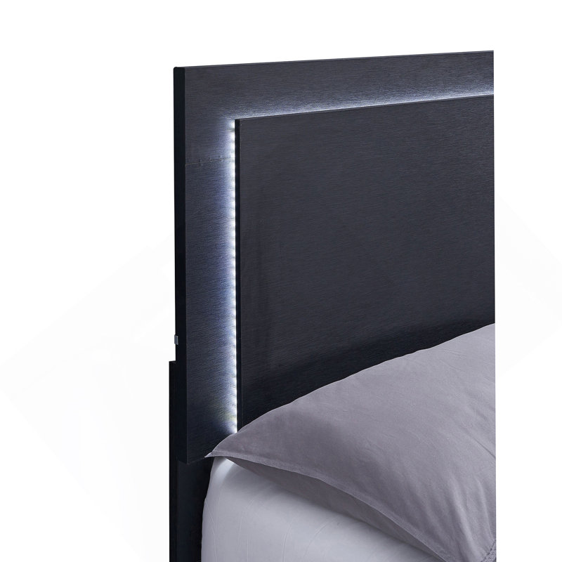 Très grand lit oriental moderne à DEL avec design sophistiqué et confort pour une chambre à coucher relaxante