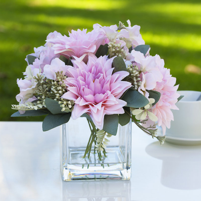 Fleur artificielle mélangée dans un vase