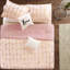 Édredon très grand rosé avec détails métalliques et taie décorative avec coussins décoratifs géométriques-125962639-125962643