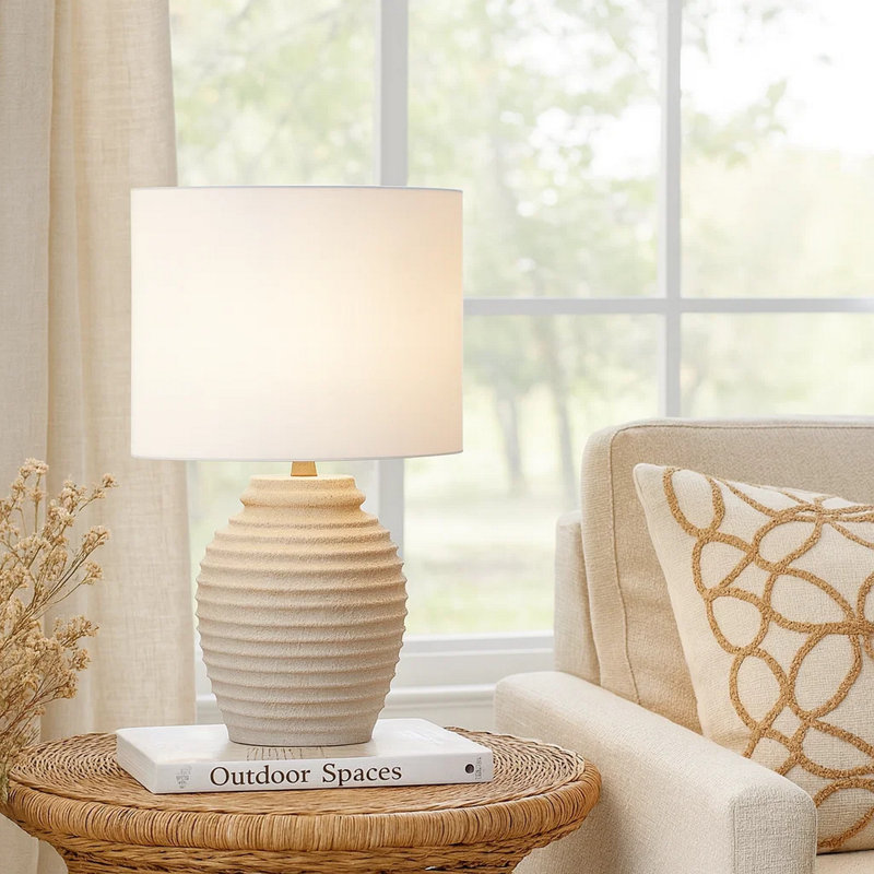 Lampe de table haute Jazz avec base nervurée en résine, abat-jour en tissu ivoire, Beige