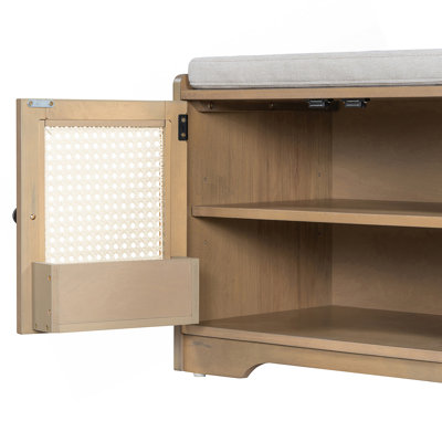 Banc de rangement avec tablettes réglables, coussin amovible et portes en rotin tissé pour l'organisation du vestibule ou du salon.
