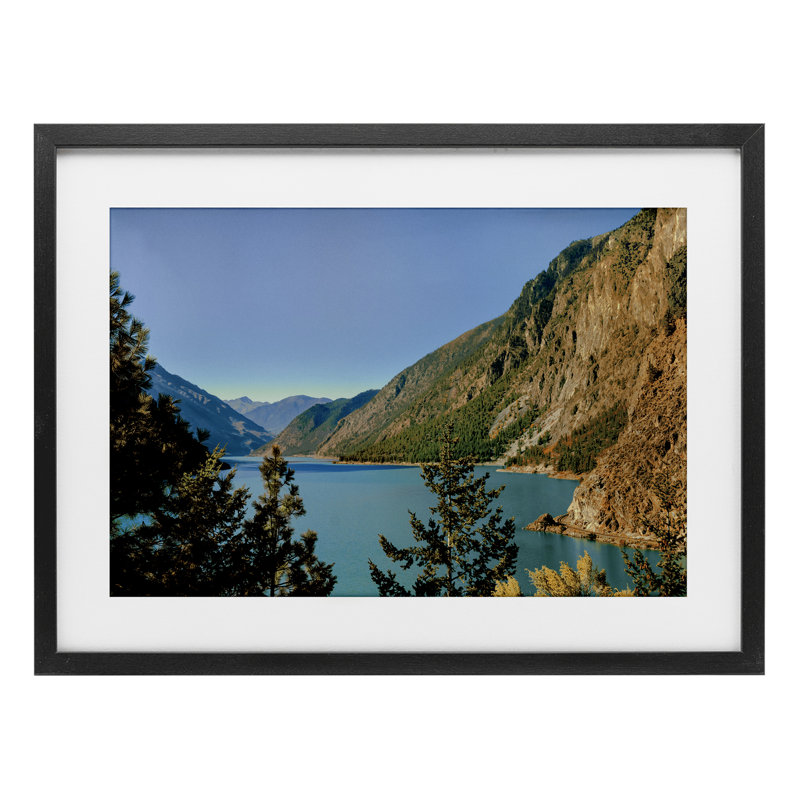 Golden Peaks over River, reproduction encadrée sous verre, conception de Madison Starnes, H 14 po x l 20 po