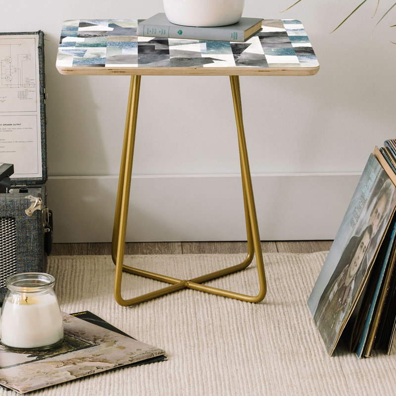 table de bout à pieds croisés