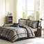 Grand édredon et drap à motif écossais bleu marine. Comprend un édredon, 2 taies décoratives, un oreiller, des draps et des taies d'oreiller. . Facile à nettoyer. . Décoration de chambre à coucher avec draps taupe. Contient un drap plat et un rembourrage ajusté.