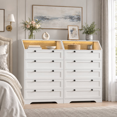 Grande table de chevet à 5 tiroirs Lasheena de 31,5 po de largeur avec éclairage RVB réglable et prise de courant intégrée, table en bois Storge Chestt pour chambre à coucher, poignée en métal (ensemble de 2)