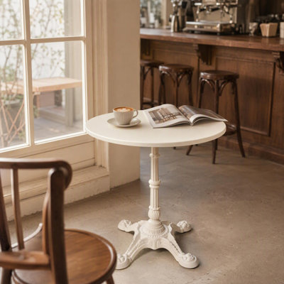 Table bistro ronde blanche en fonte, table d'appoint à piédestal orné rétro, table de patio d'extérieur résistante aux intempéries avec base sculptée à 4 pieds pour porche de balcon dans la cour arrière