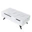 Table basse rectangulaire blanche à grain de marbre blanc avec plateau relevable et tiroir à fermeture manuelle, profondeur de 23 po, poignée découpée pour faciliter l'utilisation du tiroir
