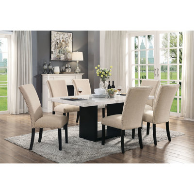 Salle à manger 7 pièces transitionnelle avec table en marbre et 6 chaises rembourrées beiges, tissu contemporain en bois foncé, base
