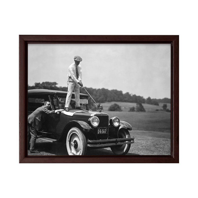 Golf sur une voiture antique, Canevas, H 11 po x l 14 po, Encadrement brun