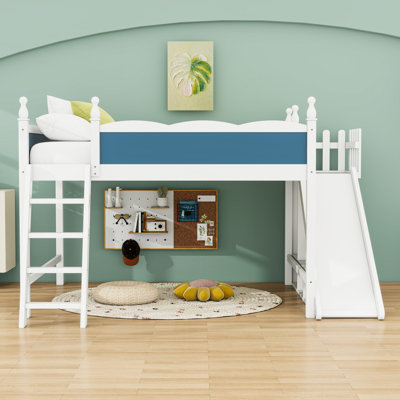 Lit mezzanine en bois avec tablettes et garde-robe ouverte, glissade amovible et échelle