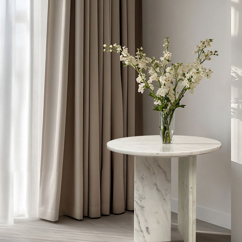 Table basse en marbre blanc naturel, petit accent de salon avec un caractère de pierre unique et une surface semi-polie