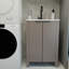 Une armoire de salle de bain brune de 30 pouces, jumelée à un lavabo en céramique blanche, est pliable et facile à transporter.-129589834