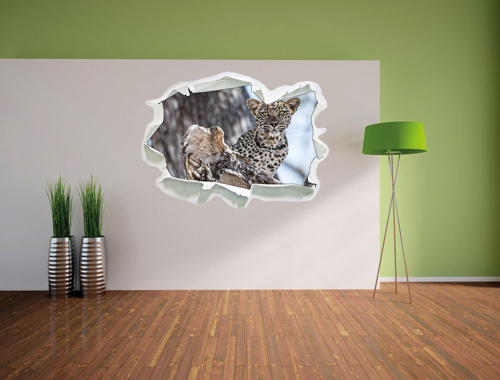 Neugieriges Leopardenjunges auf Baum Wandsticker