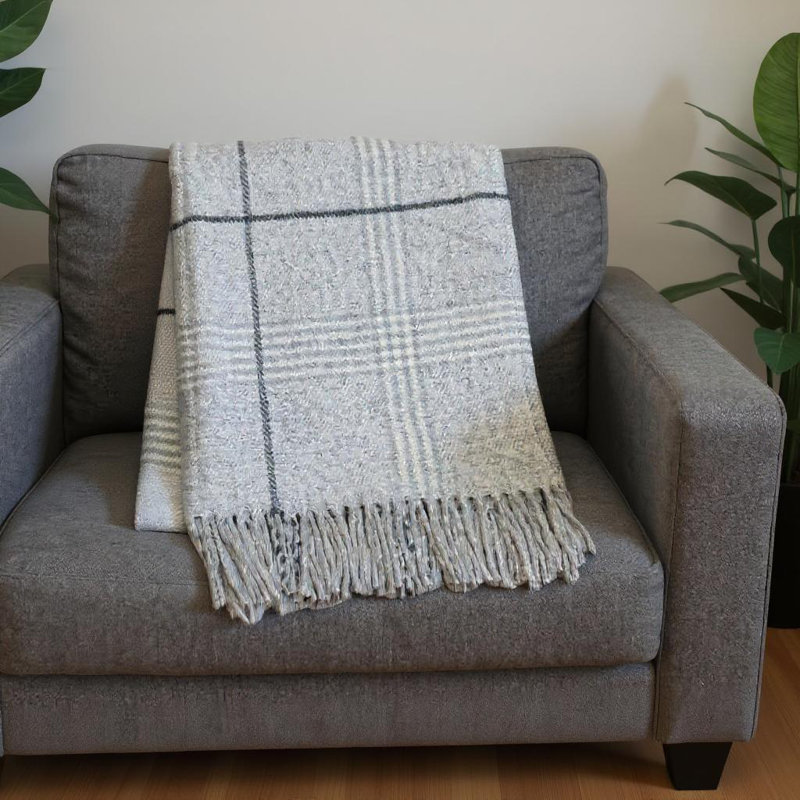 Jeté 50 po x 67 po en mélange de coton tissé gris clair et blanc avec franges