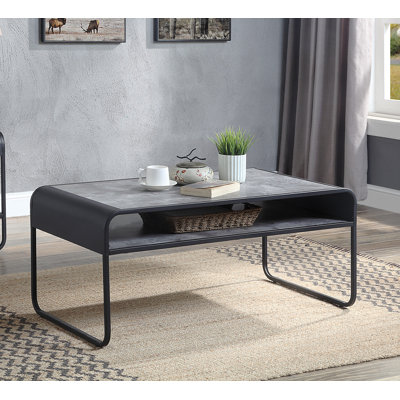 Table basse moderne au design épuré avec tablette en métal
