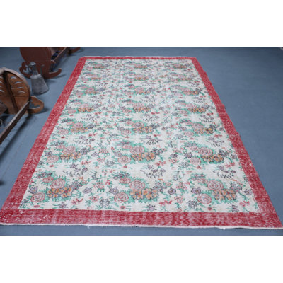 Grand tapis beige turc rétro idéal pour rehausser l'esthétique douillette de votre salon